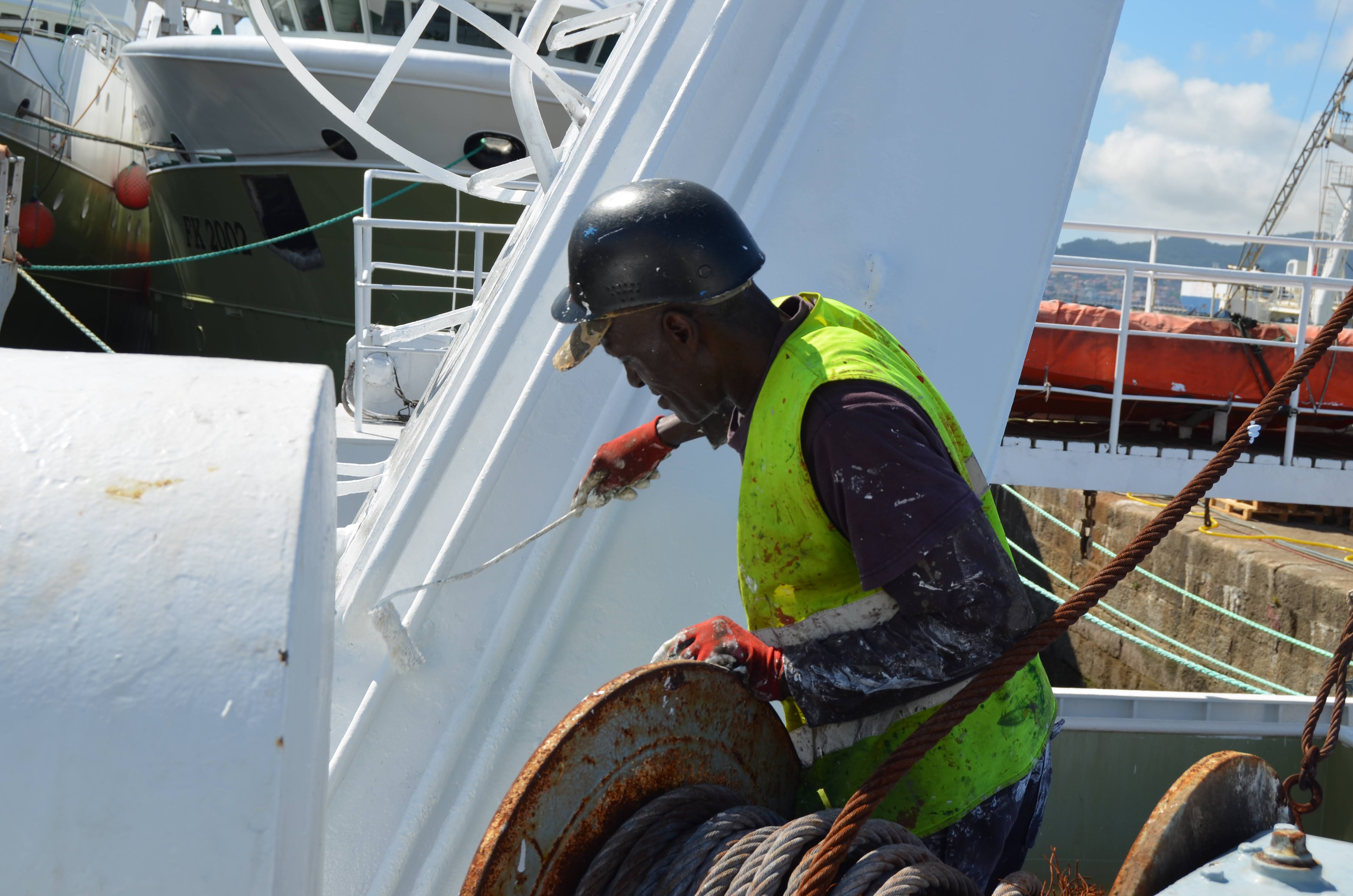 pintura-de-casco-y-cubierta-buque-factoria-en-vigo